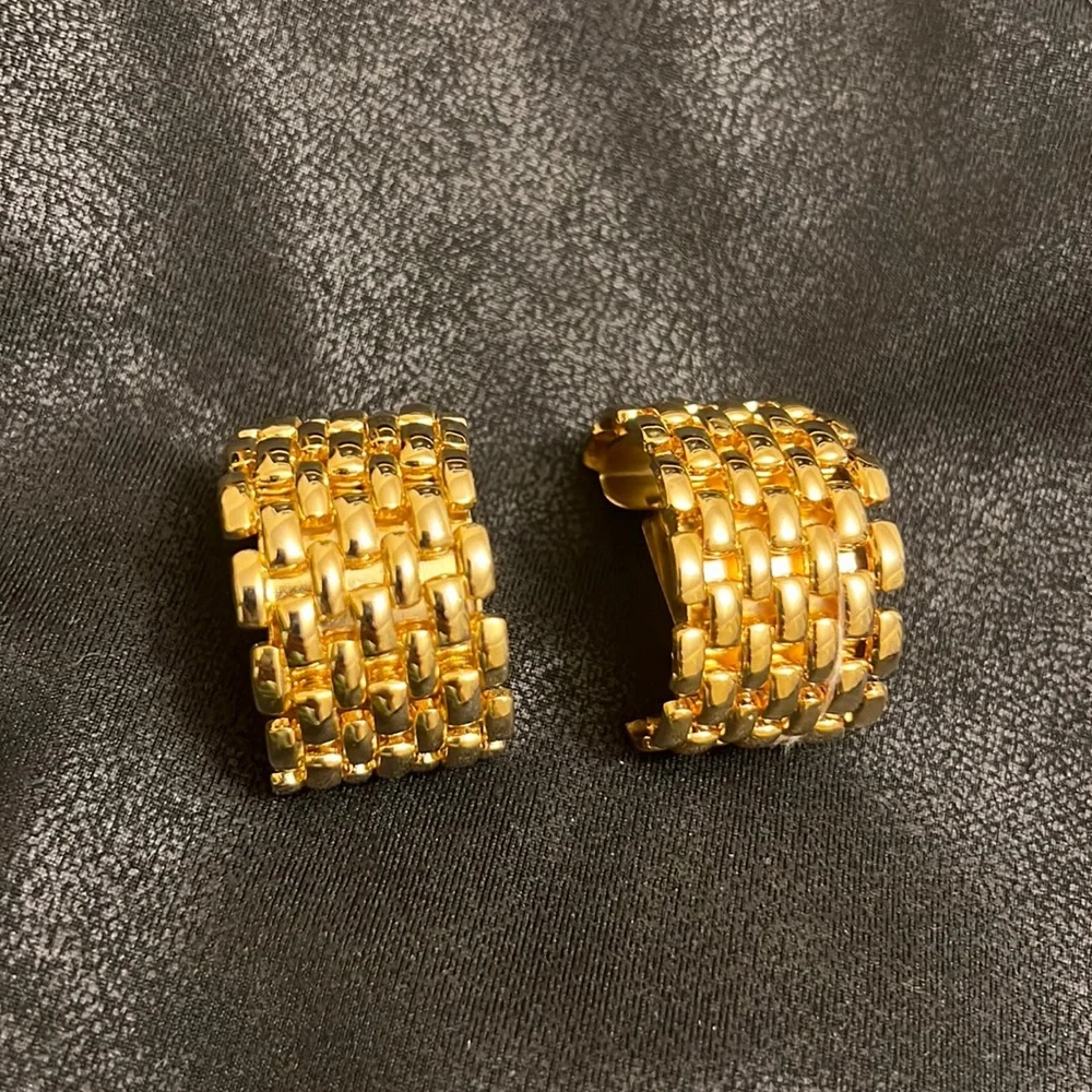 Gold clip on earrings - Picture 1 of 3